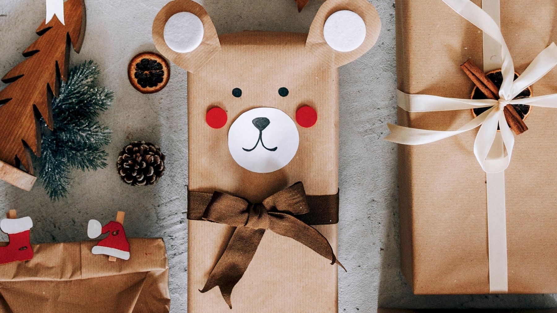 Wrap Christmas gifts with eco-friendly materials